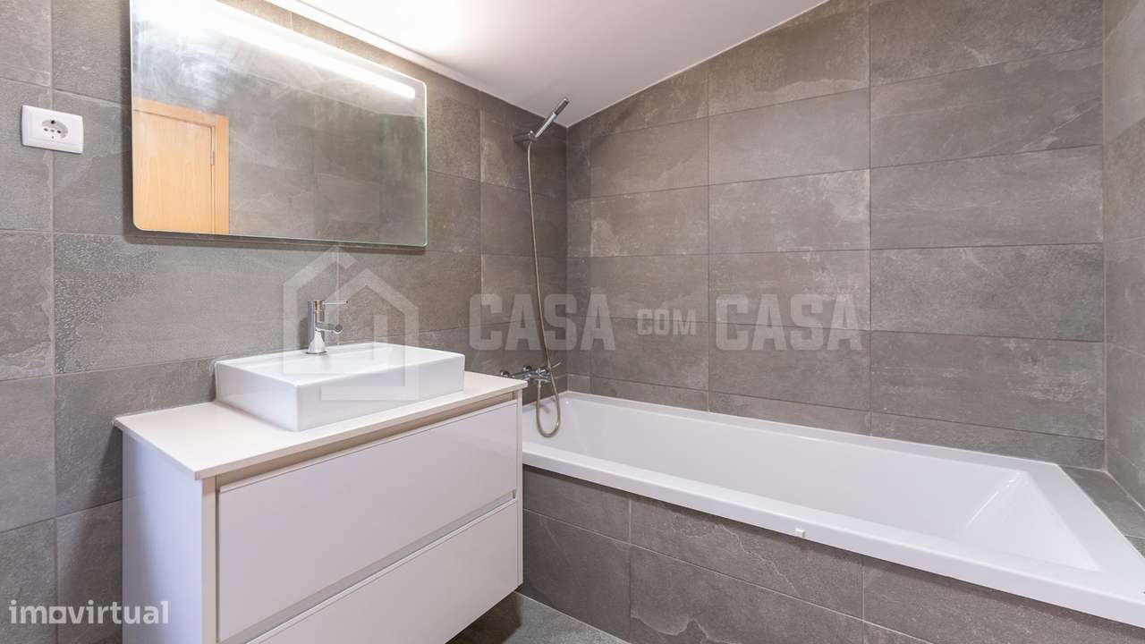 Moradia V3 Remodelada em Gumiei-6