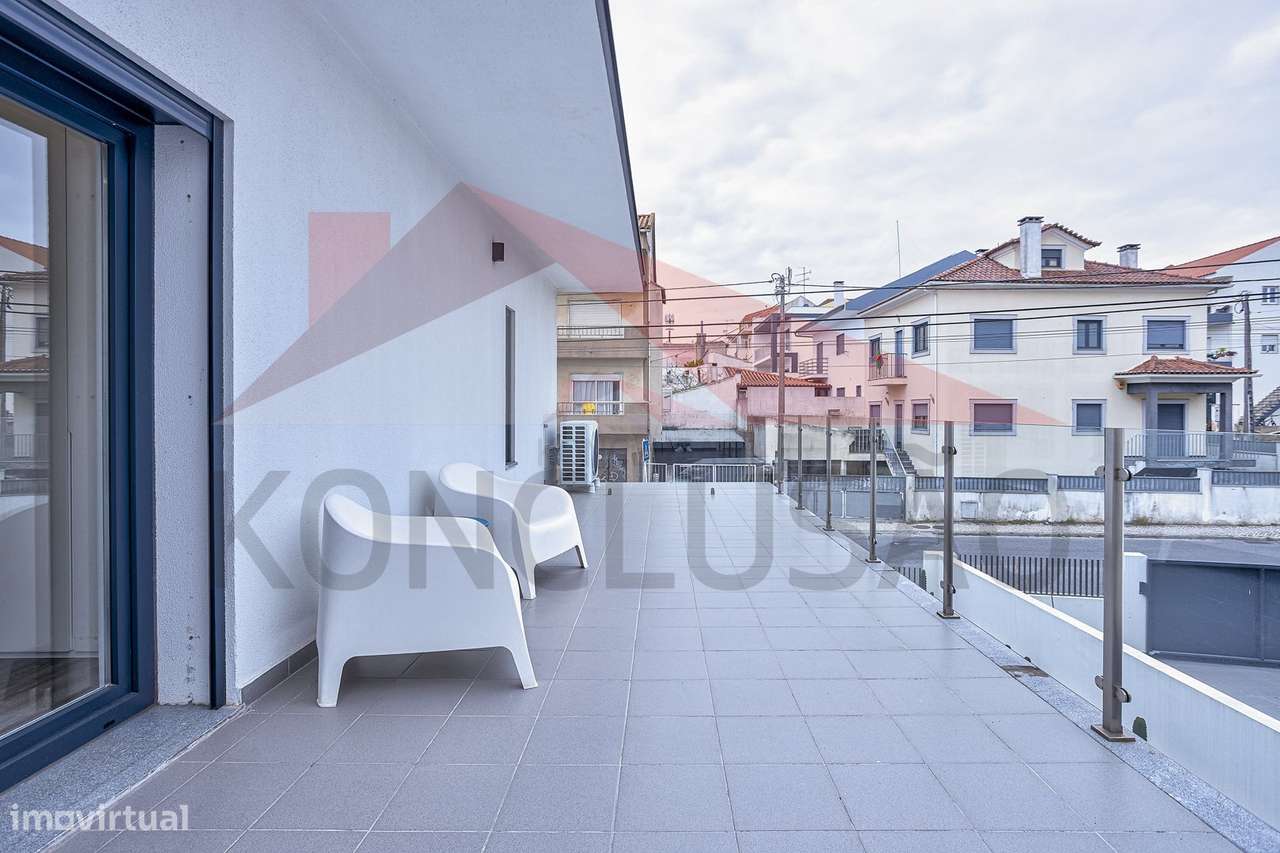 Moradia T4 de arquitetura moderna, estado de nova.-25