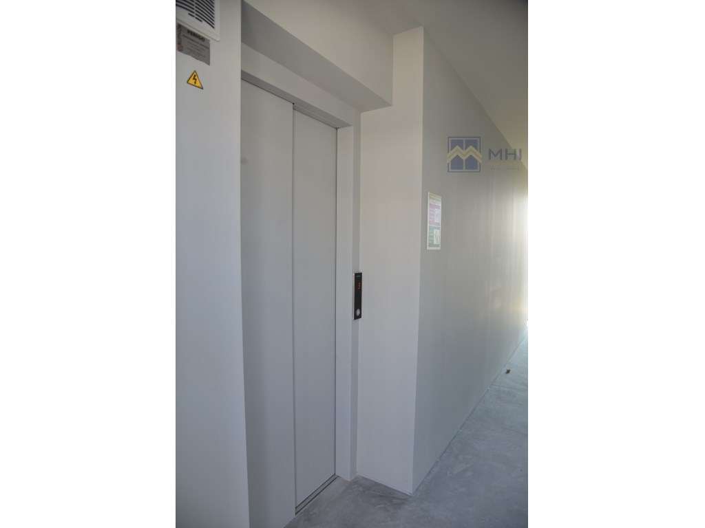 T0 +1 Novo com Varanda e Garagem e excelentes vista à Rua do Bonjar...-34