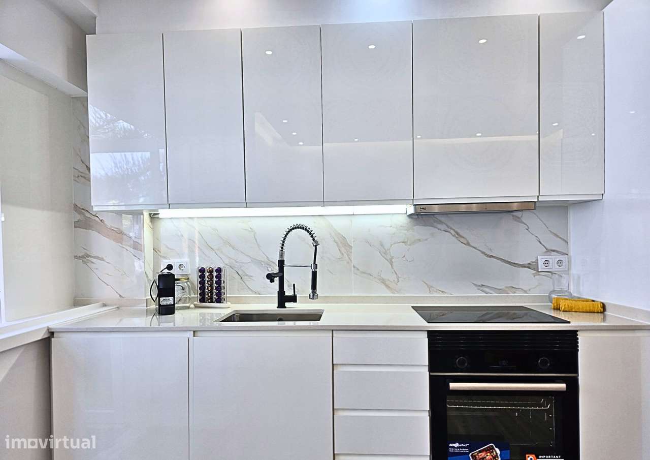 T2 totalmente remodelado com 3 roupeiros e varandas | Agualva-8