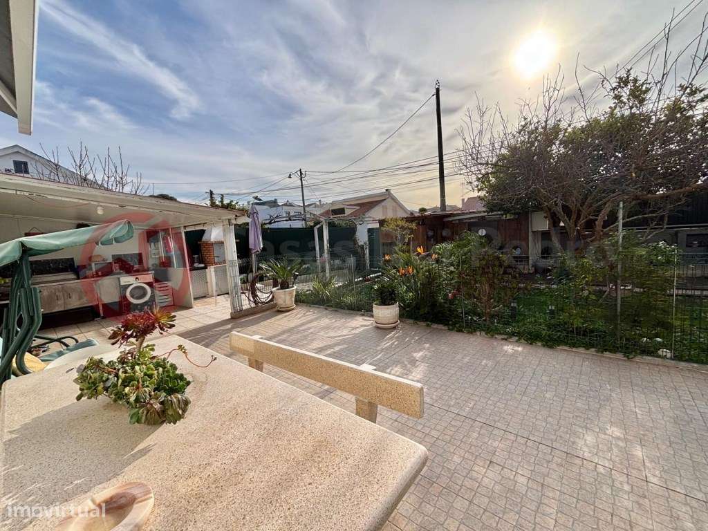 Moradia T2 com anexo, zona de lazer, na Charneca da Caparica-9