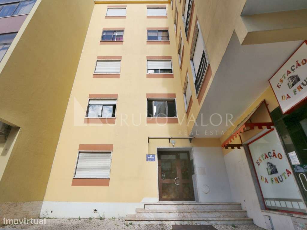 Apartamento T2 com Arrecadação, em Mem Martins-23