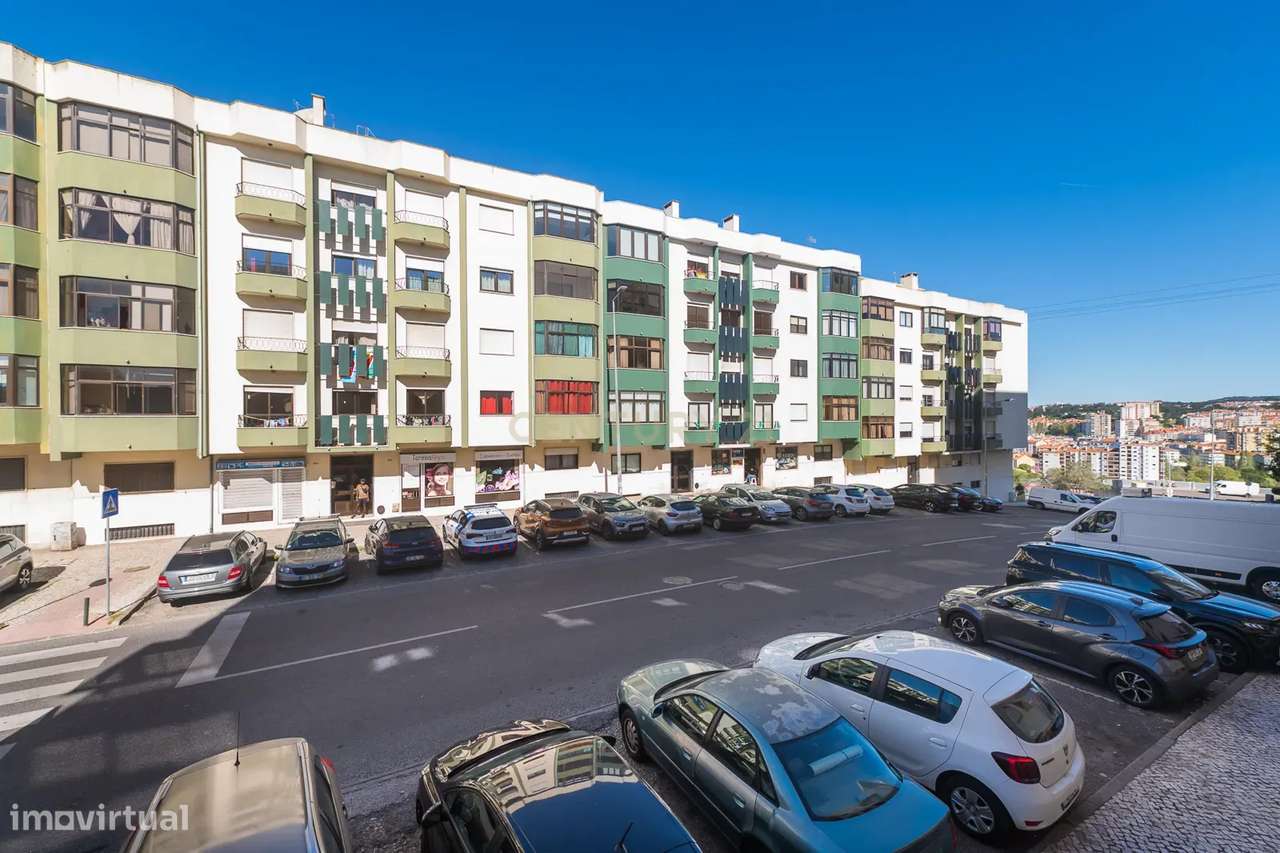 Apartamento T2 em bom estado, parcialmente remodelado-39