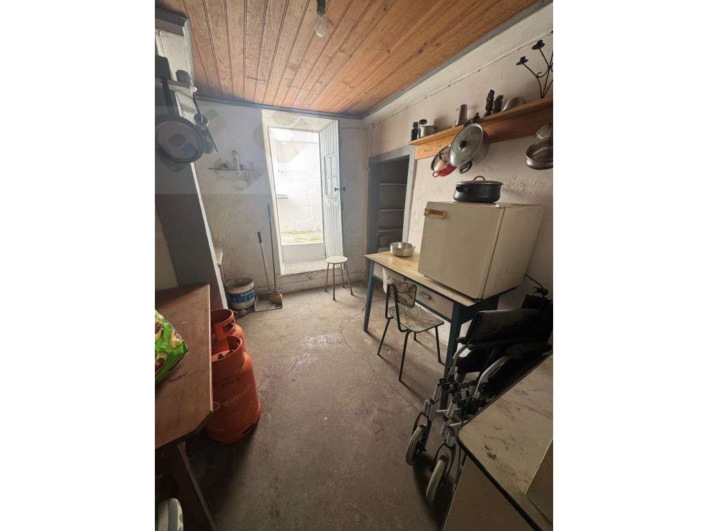 Moradia frente Monsanto, Excelente oportunidade, T2, por recuperar!-22