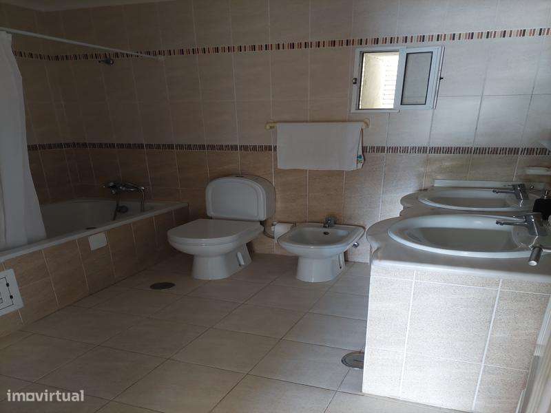 Excelente Quintinha em Lote de 1960 m2, com construção de 300 m2-15
