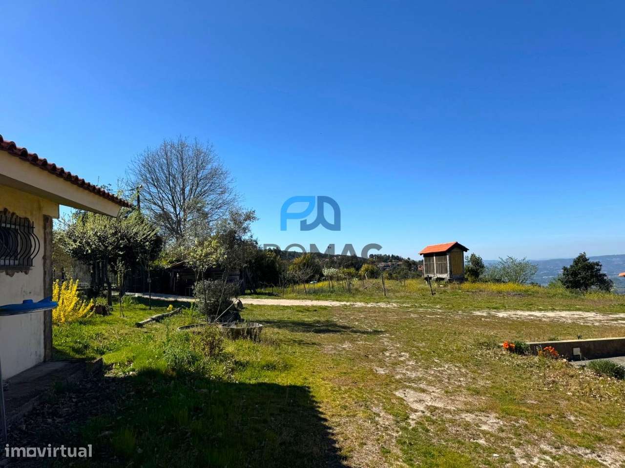 Moradia com excelente área, piscina e plena privacidade-6