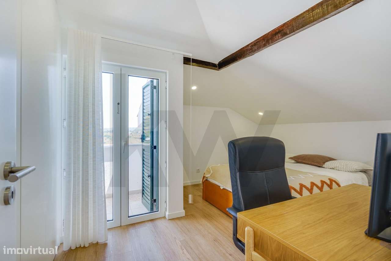 Fabulosa Moradia T4 com Piscina e Espaço Exterior-32