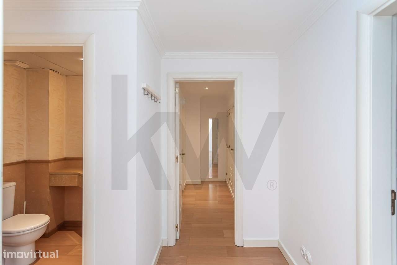 Praça de Espanha | T1 c/ estacionamento e varanda em Edf. de prestígio-15