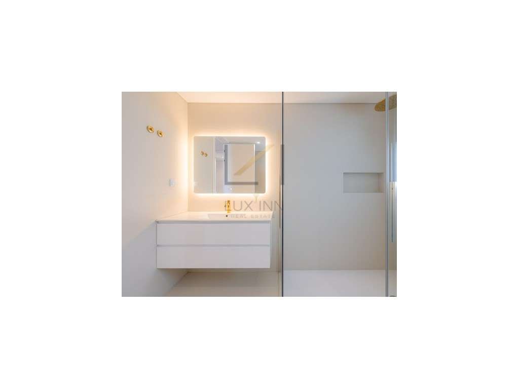 Moradia de Luxo T4 , São Pedro Do Estoril, com Piscina e Garagem-39