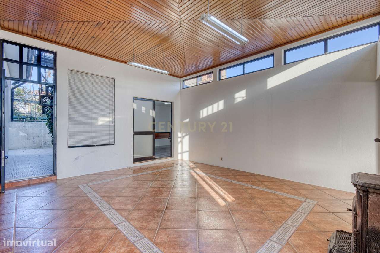 Moradia T3 com 4 frentes e garagem junto a igreja da Santa Rita-11