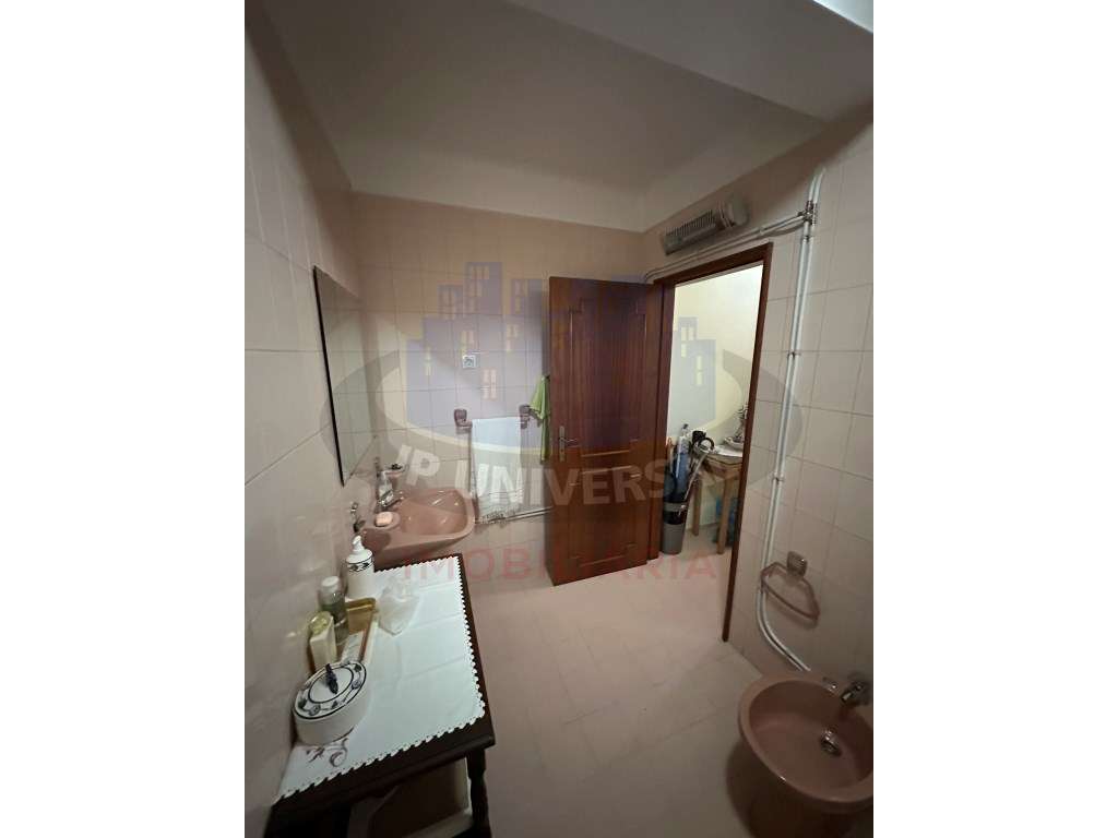 Vende-se Apartamento T3 junto à Avenida Marquês de Pombal-7