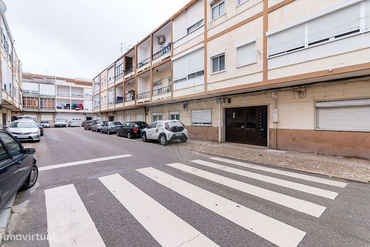 Apartamento T3 remodelado nas Paivas, com logradouro-29