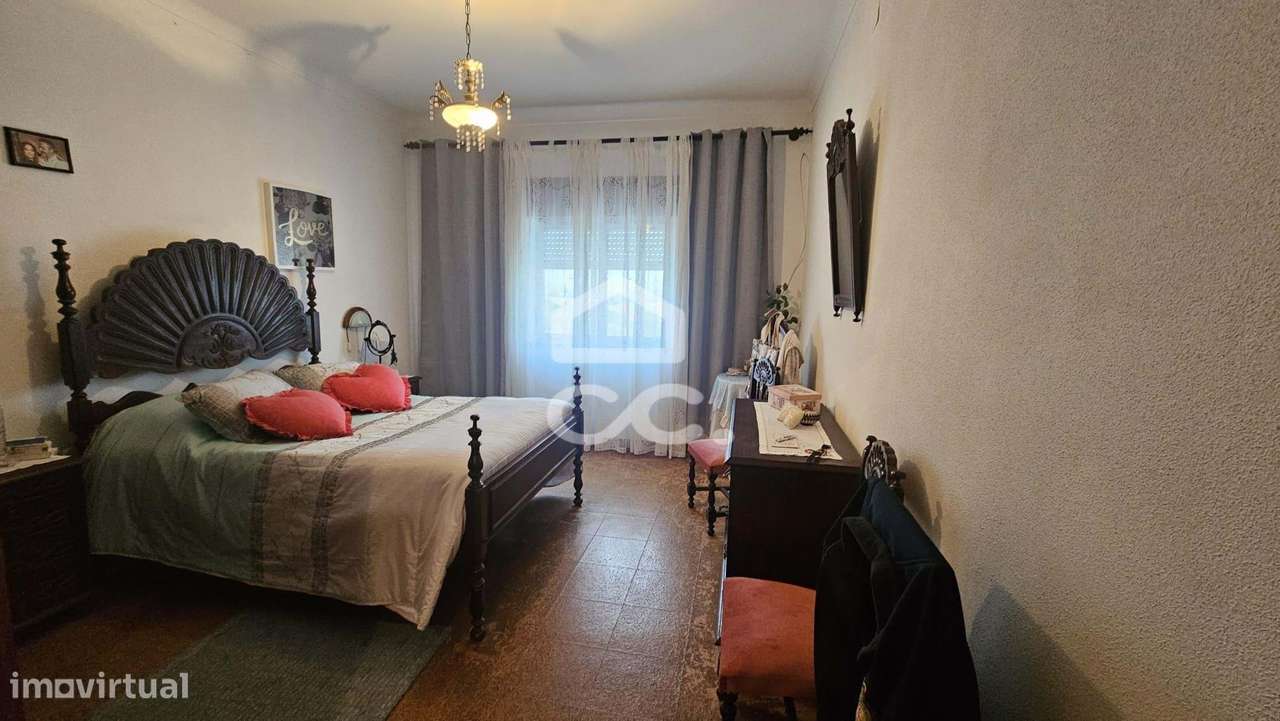 Moradia V4 com 174 M2, aproveitamento de sótão, garagem para 2 viatura-34