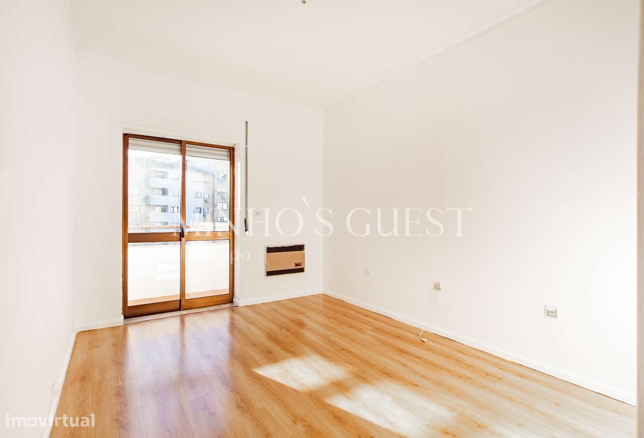 Apartamento T3 de último andar c/ varanda e vista para Av. Liberdade --24