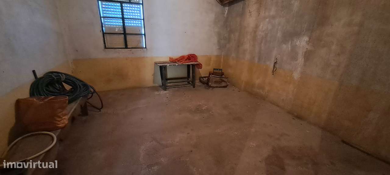 Moradia para restaurar com terreno em S. Martinho de Angueira-22
