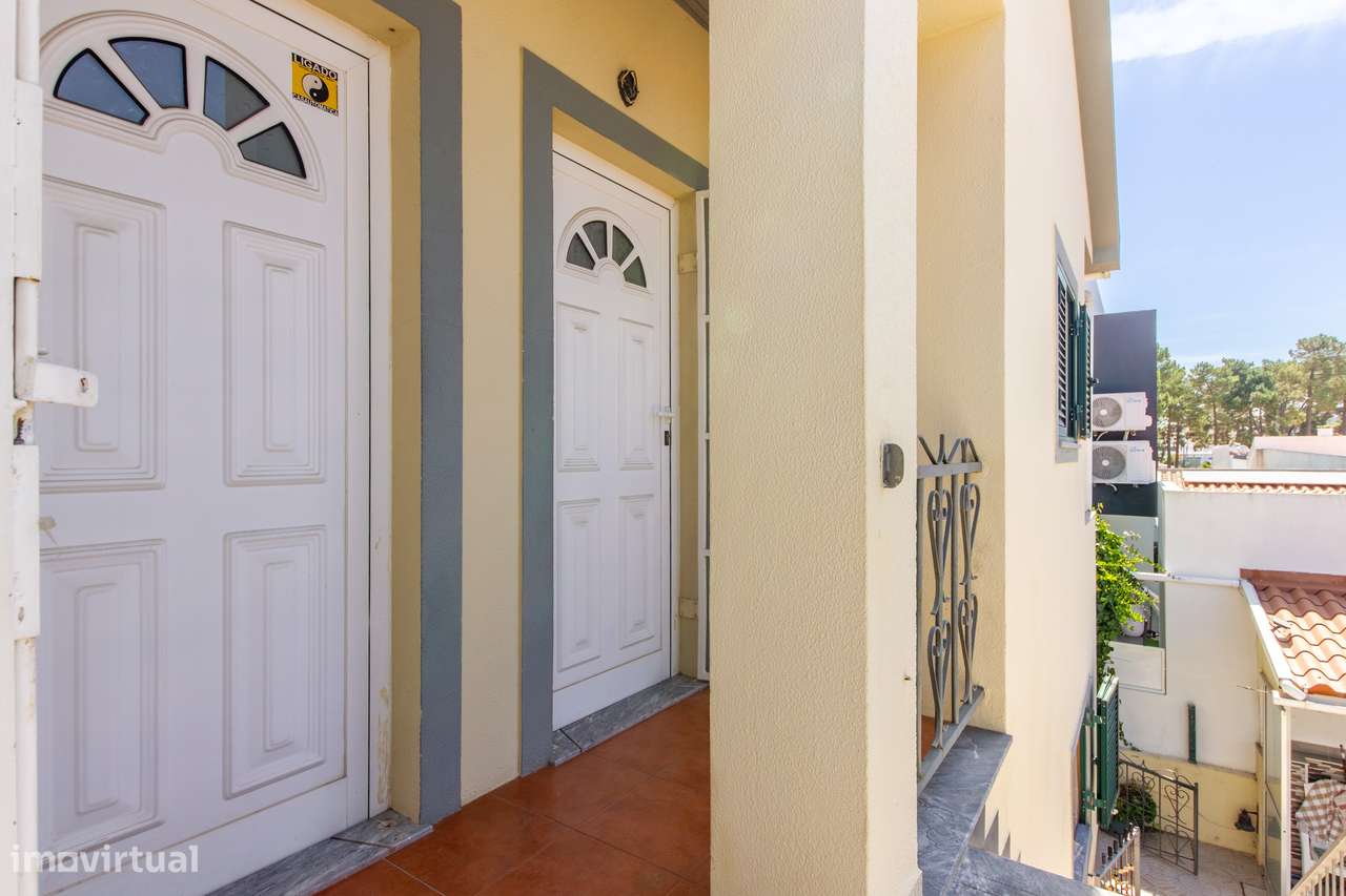 Moradia Bifamiliar com 2 Apartamentos T1 para Habitação e Rendimento-33