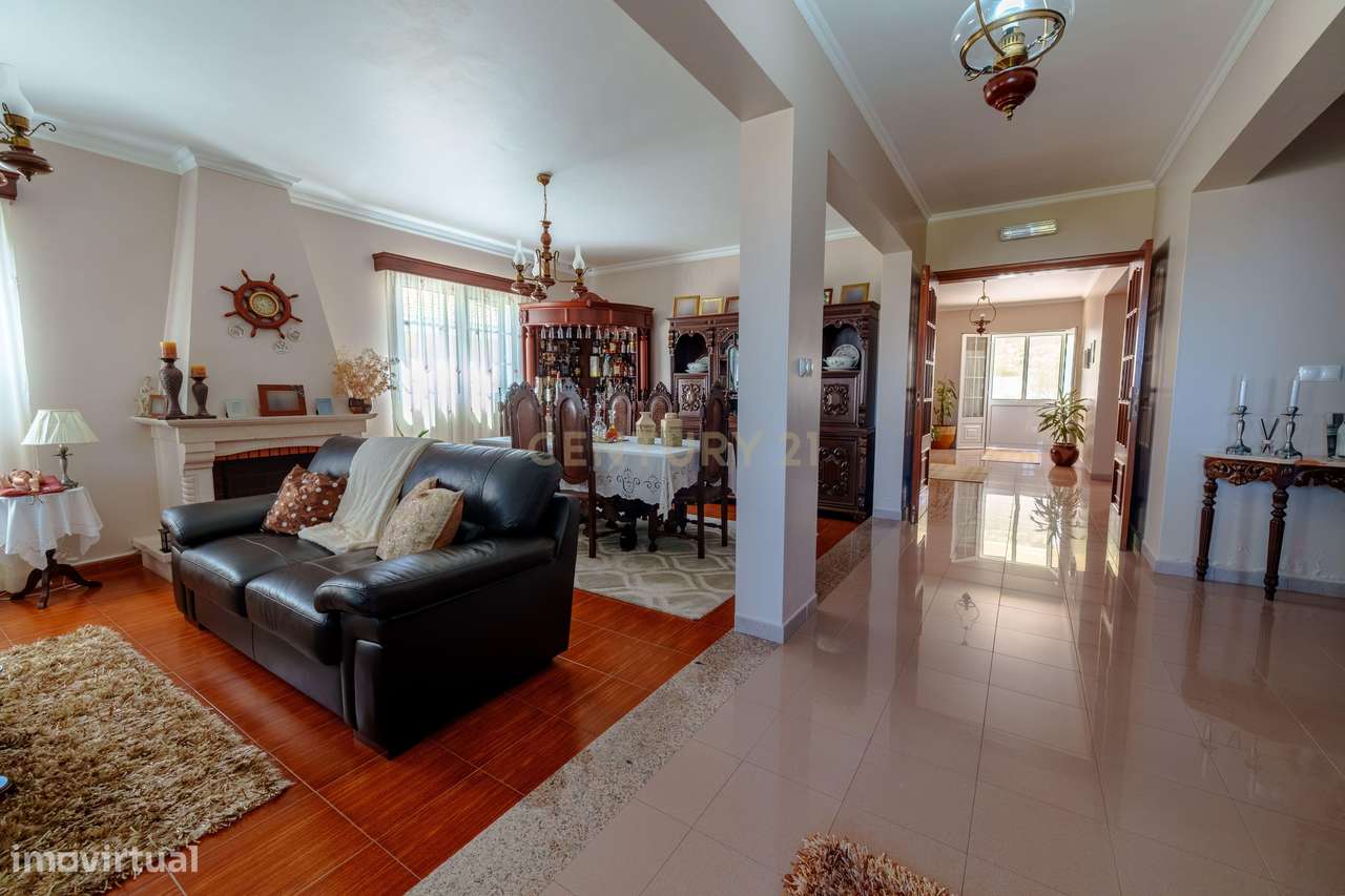 Moradia T4 com 2.971 m² de Terreno e Vista Panorâmica-1