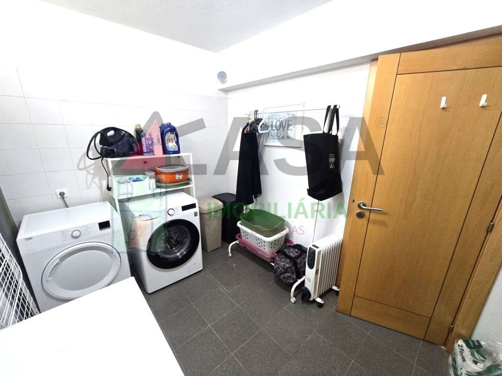 Moradia T4 com Terraço e Vista Desafogada em Loures-55