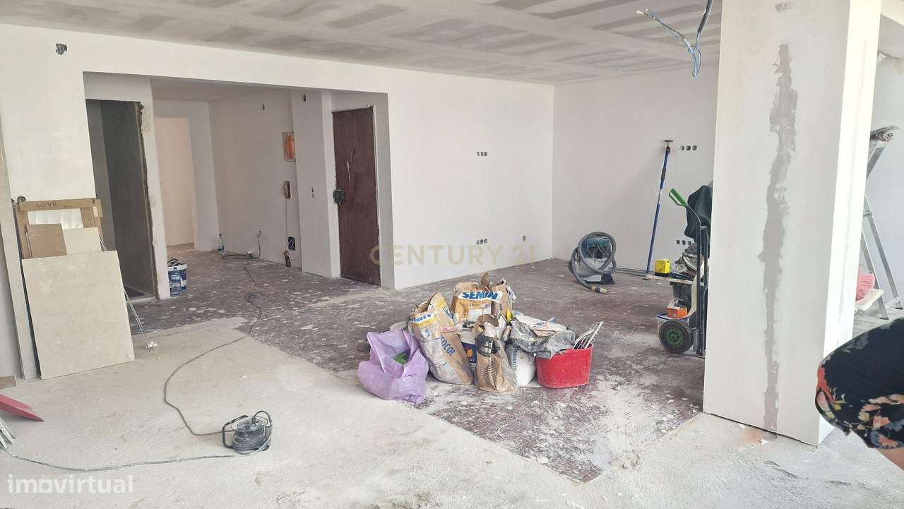Apartamento T3 com Terraço - 1ºAndar Remodelado no Laranjeiro - Grande imagem: 1/13