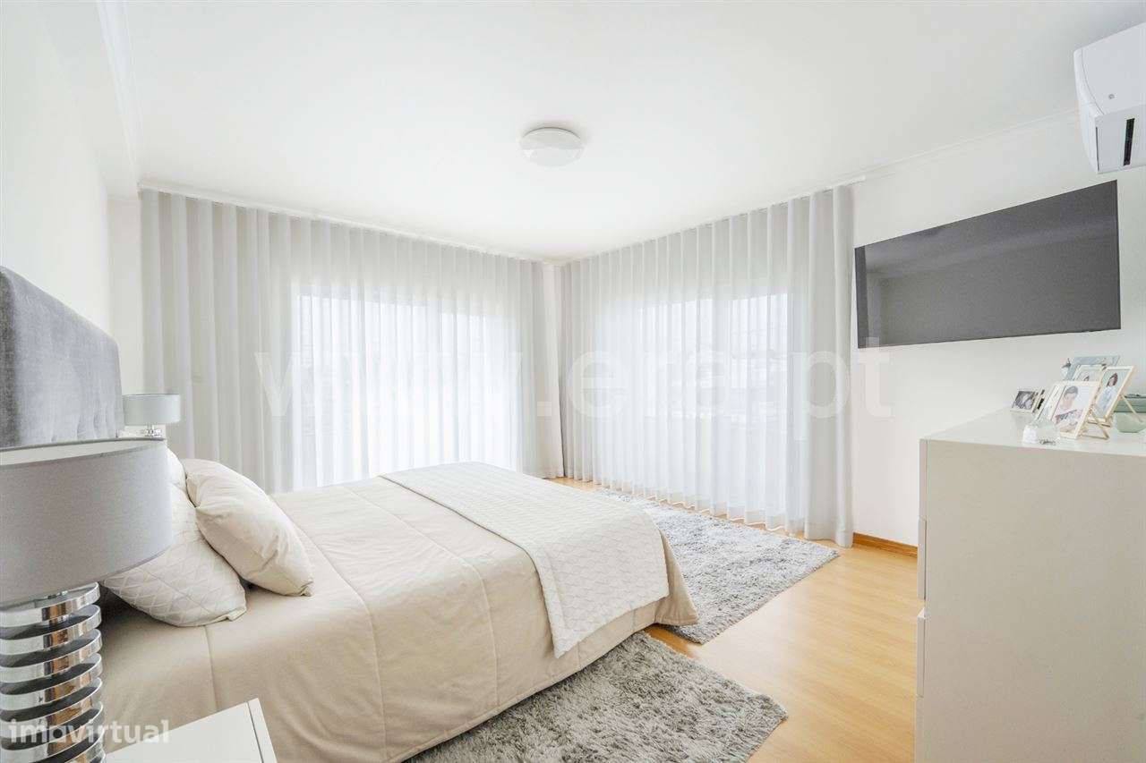 Moradia isolada de gaveto T4; Quinta de Valadares-15