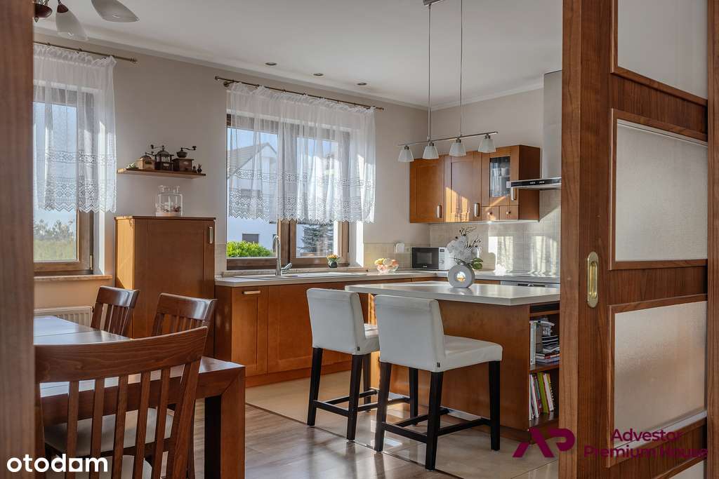 Parterowy dom z widokiem na las i zielonym ogrodem-9