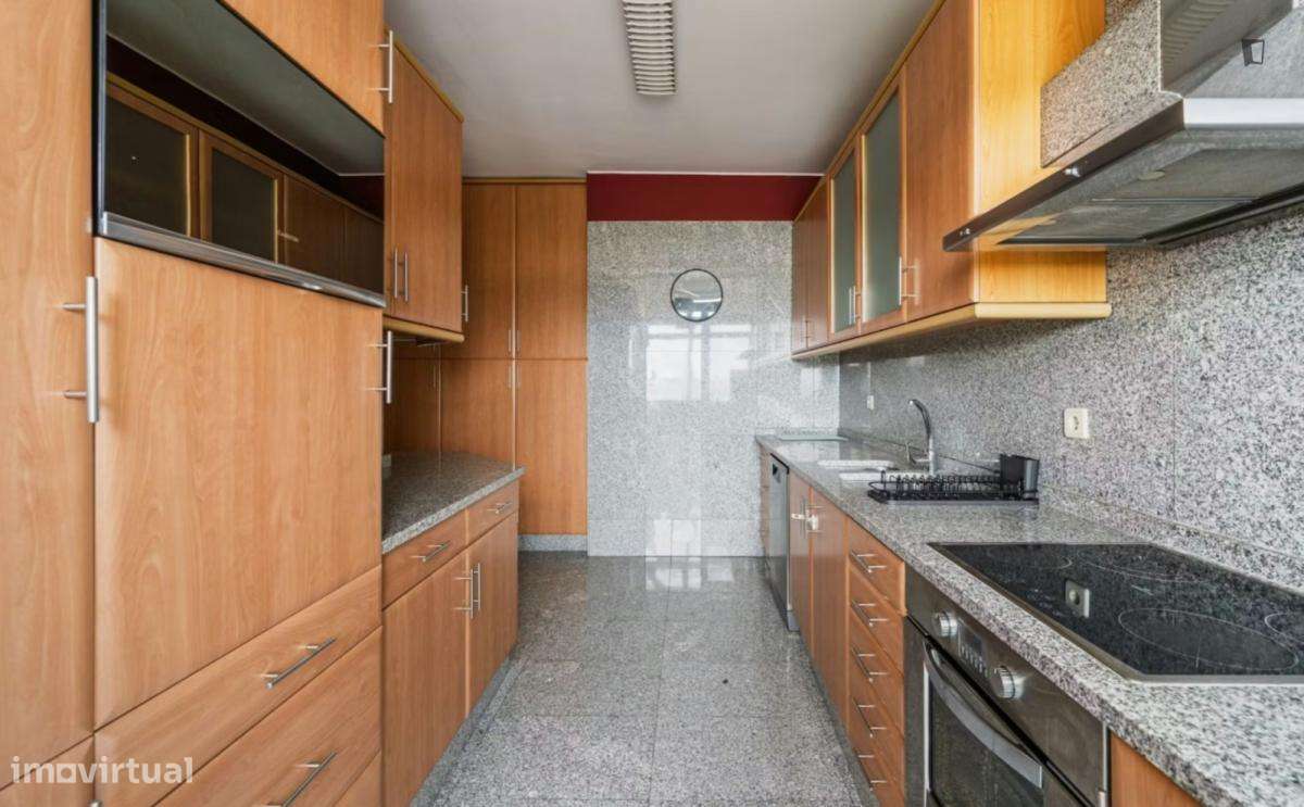 Quarto - localizado em Lordelo do Ouro Porto - Grande imagem: 5/10