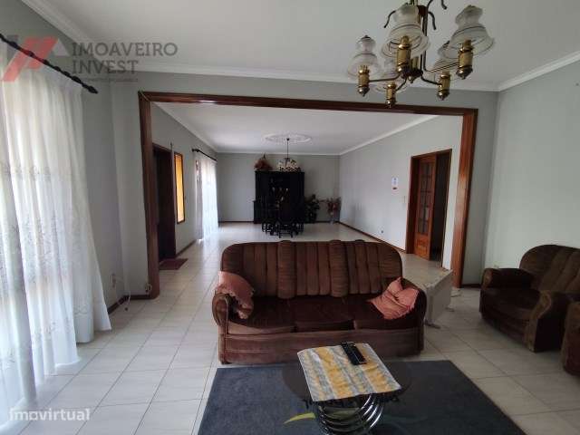 Moradia Bifamiliar T6 com Excelentes Áreas e Conforto-27