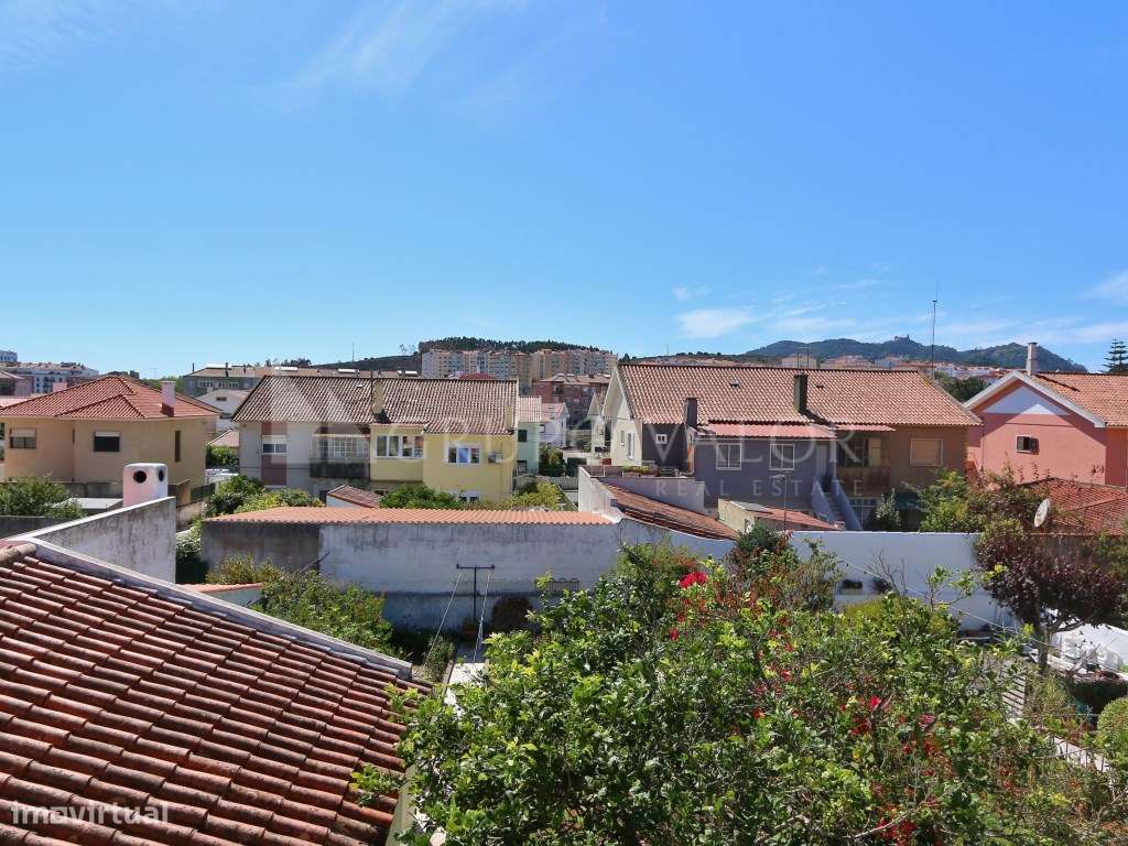 Moradia T4 com Garagem e Logradouro de 200m2 - Algueirão Mem Martins-22