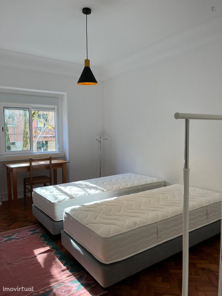 549039 - Quarto com duas camas em apartamento...