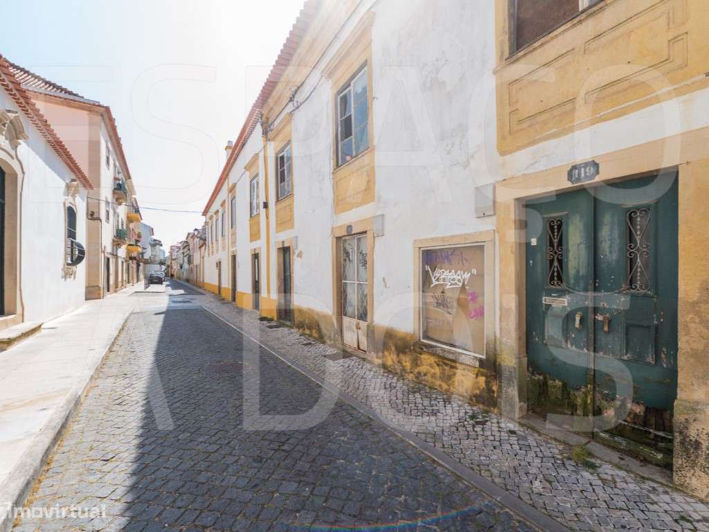 CENTRO HISTÓRICO DE TOMAR. Tudo à mão! 2 Lojas + Habitação com gran... - Grande imagem: 5/57