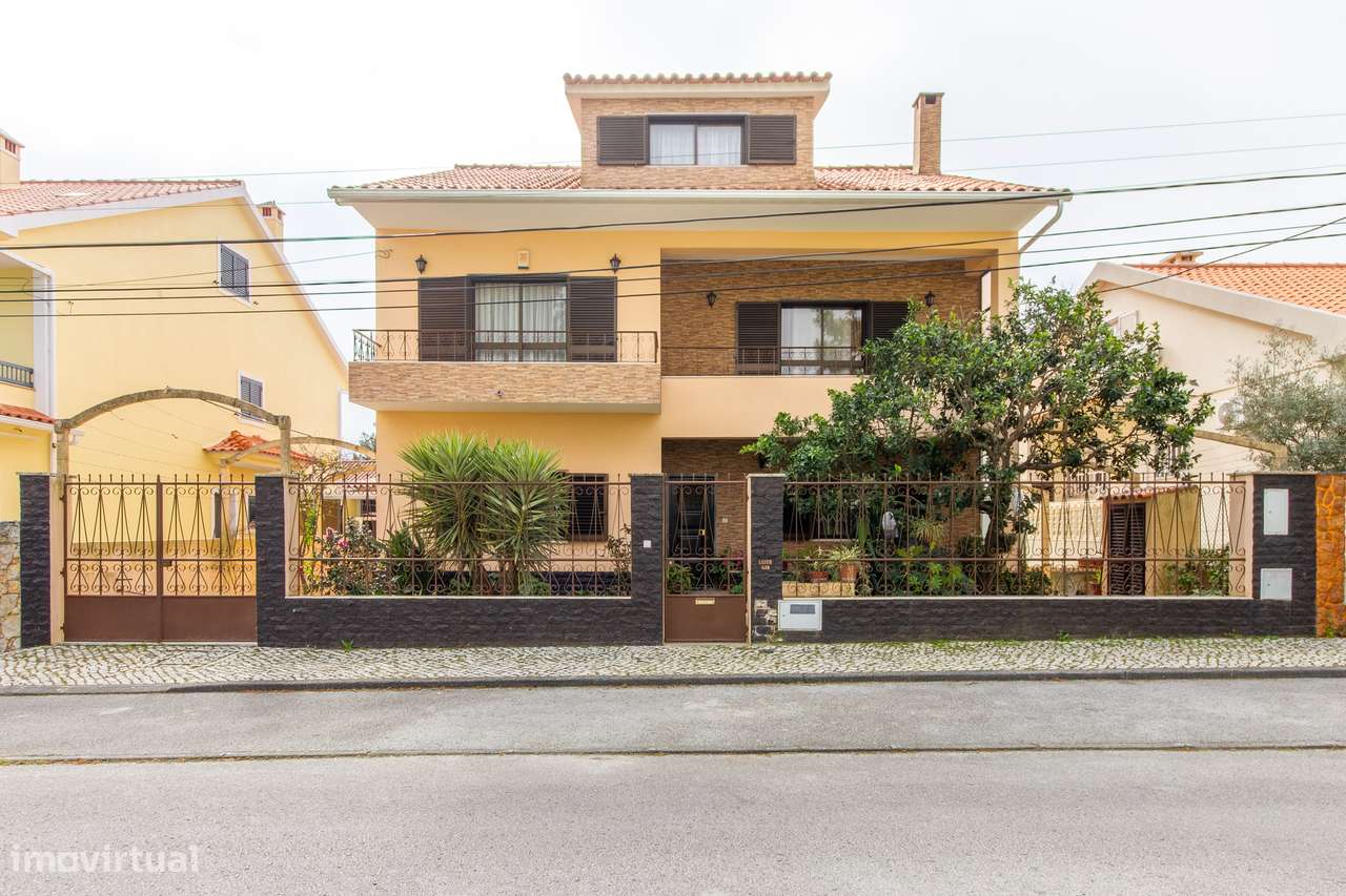 Moradia T5 isolada com jardim e terraço em Quinta do Conde-0