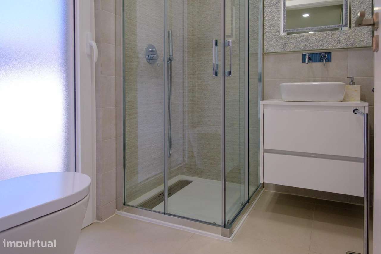 Moradia T4 com Piscina e Jardim na Aroeira, Almada-19