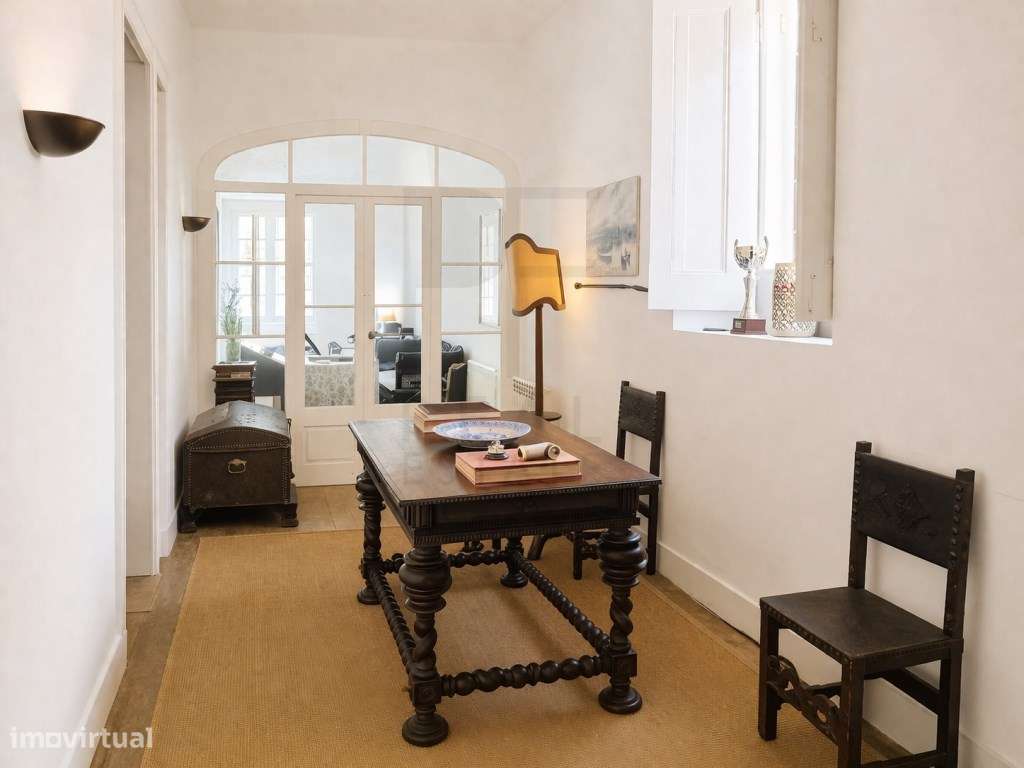 Moradia para recuperar com enorme potencial no Monte Estoril-5