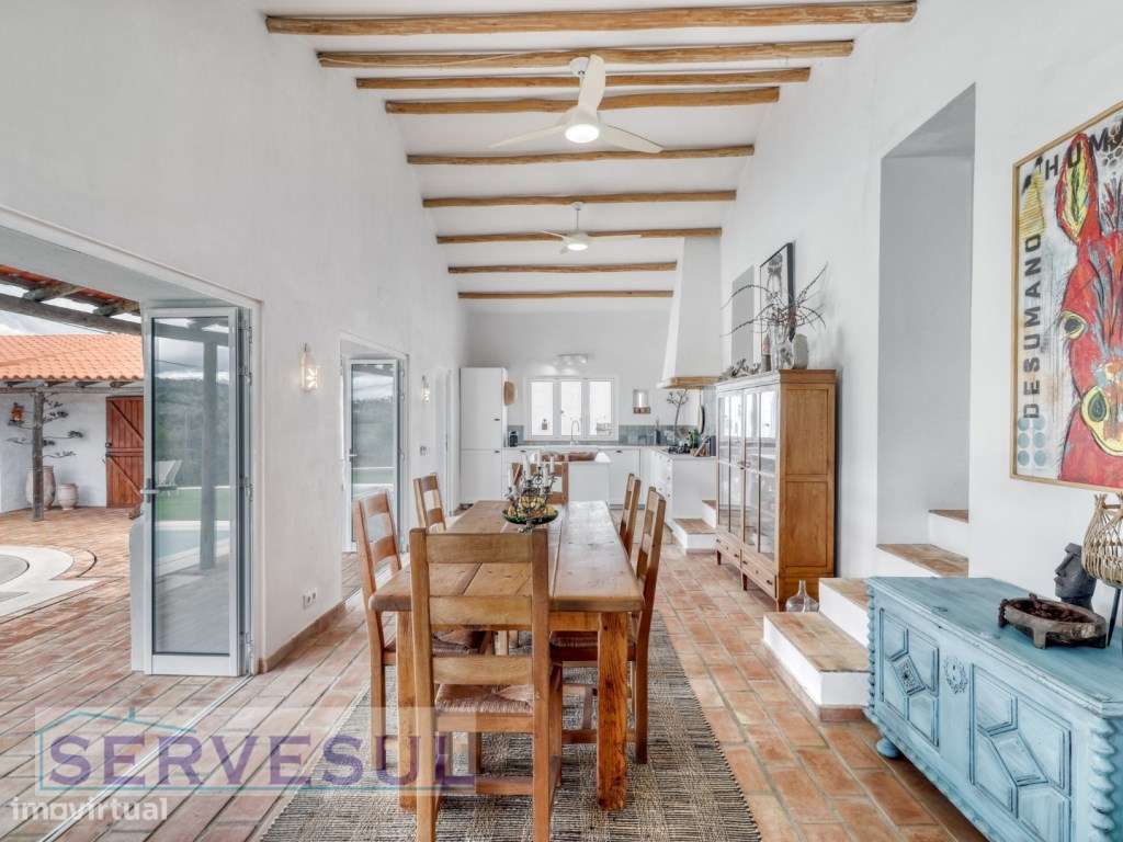 Charmosa Moradia Familiar T3+1 no Campo, inserida num generoso terr...-11