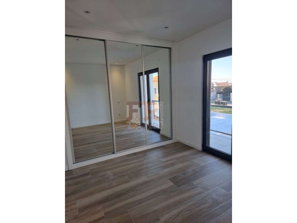 Moradia Geminada T3 com garagem e Terraço Quinta do Conde Sesimbra-24