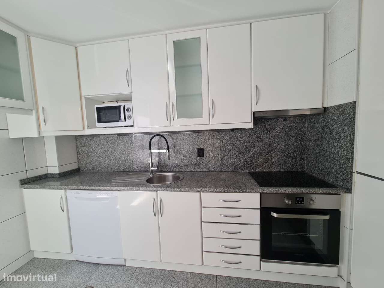 Apartamento T4 com suite e garagem  – em frente ao Metro Pedro Hispano-15