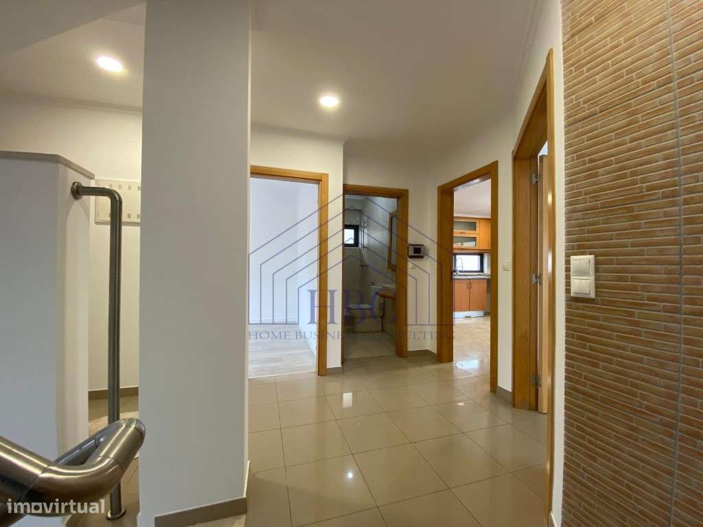 Moradia T5 Moderna e Remodelada no Feijó - Espaço, Conforto e Exclu...-19