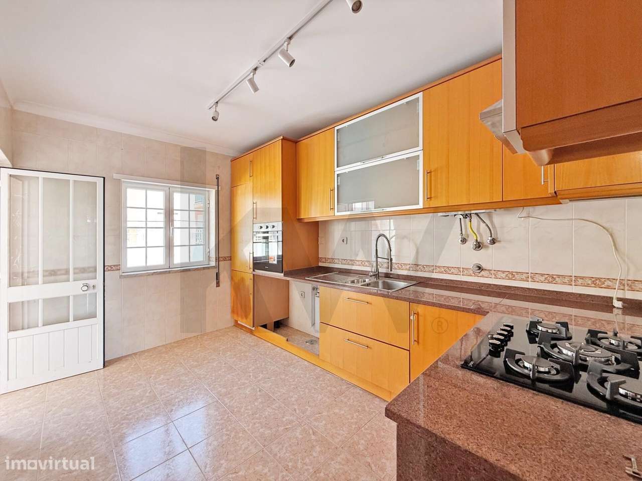 Moradia T3+1 com quintal, três pisos em Vila Nogueira de Azeitão-8