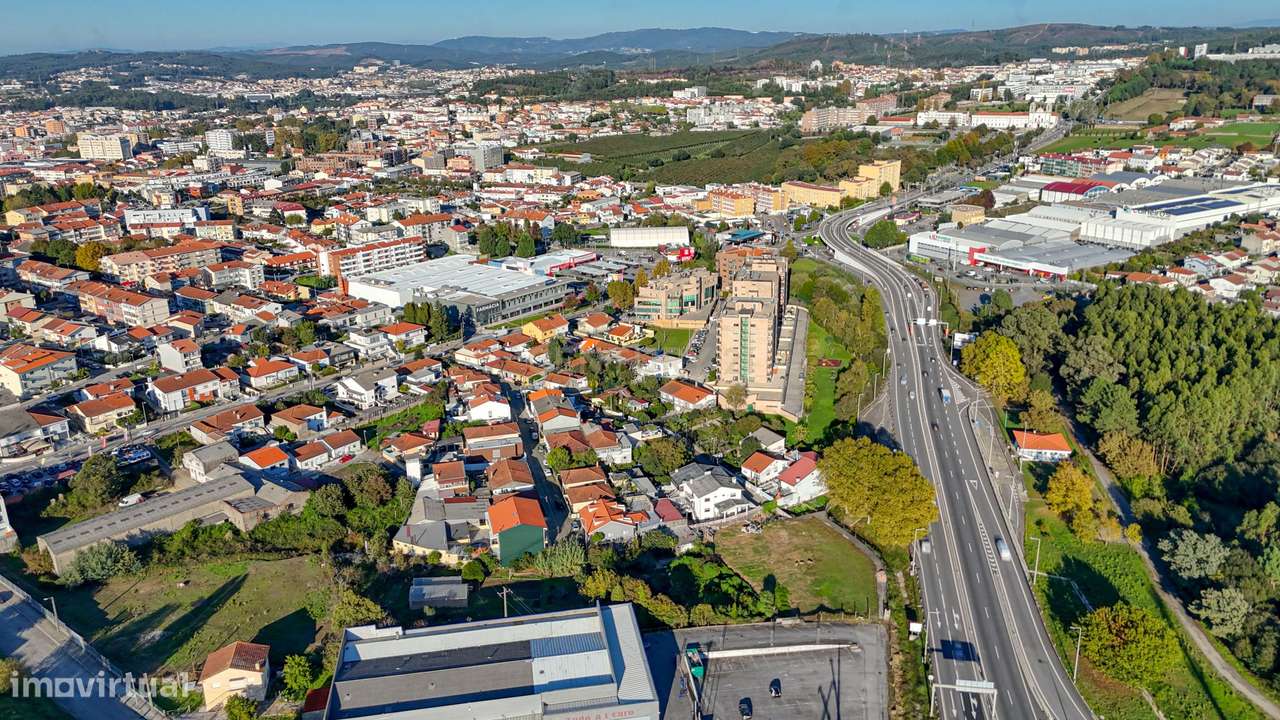 Moradia T3 com 4 frentes e garagem junto a igreja da Santa Rita - Grande imagem: 4/51
