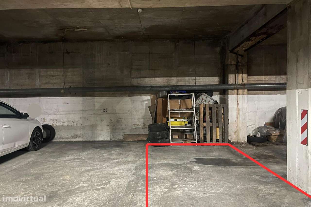 Lugar de garagem junto à Avenida Bombeiros Voluntários de Algés - Grande imagem: 2/13