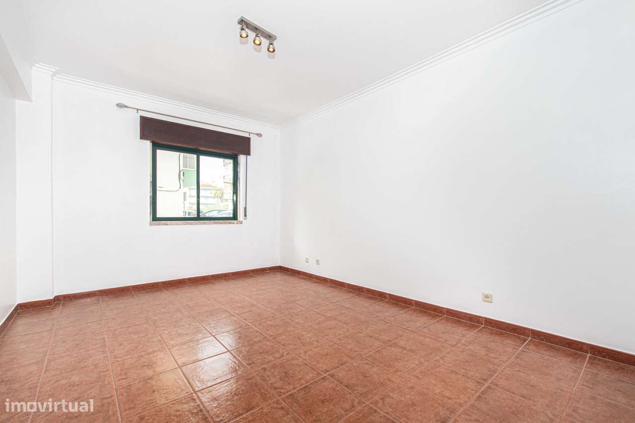 Aluga-se excelente apartamento T4 com enorme terraço e churrasqueira - Grande imagem: 4/23