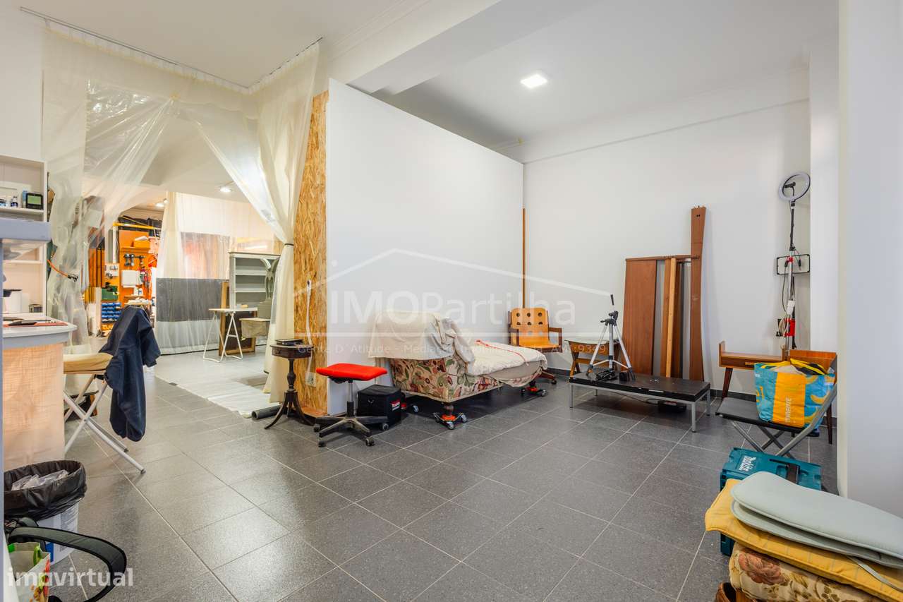 Loja c/ Excelente Luz Natural e Potencial de Conversão em Habitação T2-5