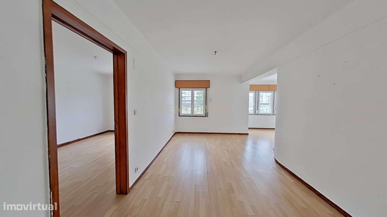 T1 Luminoso com Excelentes  áreas | Elevado Potencial de Valorização - Grande imagem: 2/10