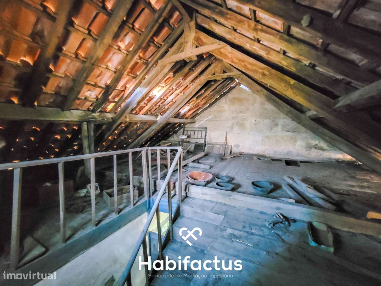 Moradia Isolada T3, para reconstrução com terraço e terreno de 1.828 m-23