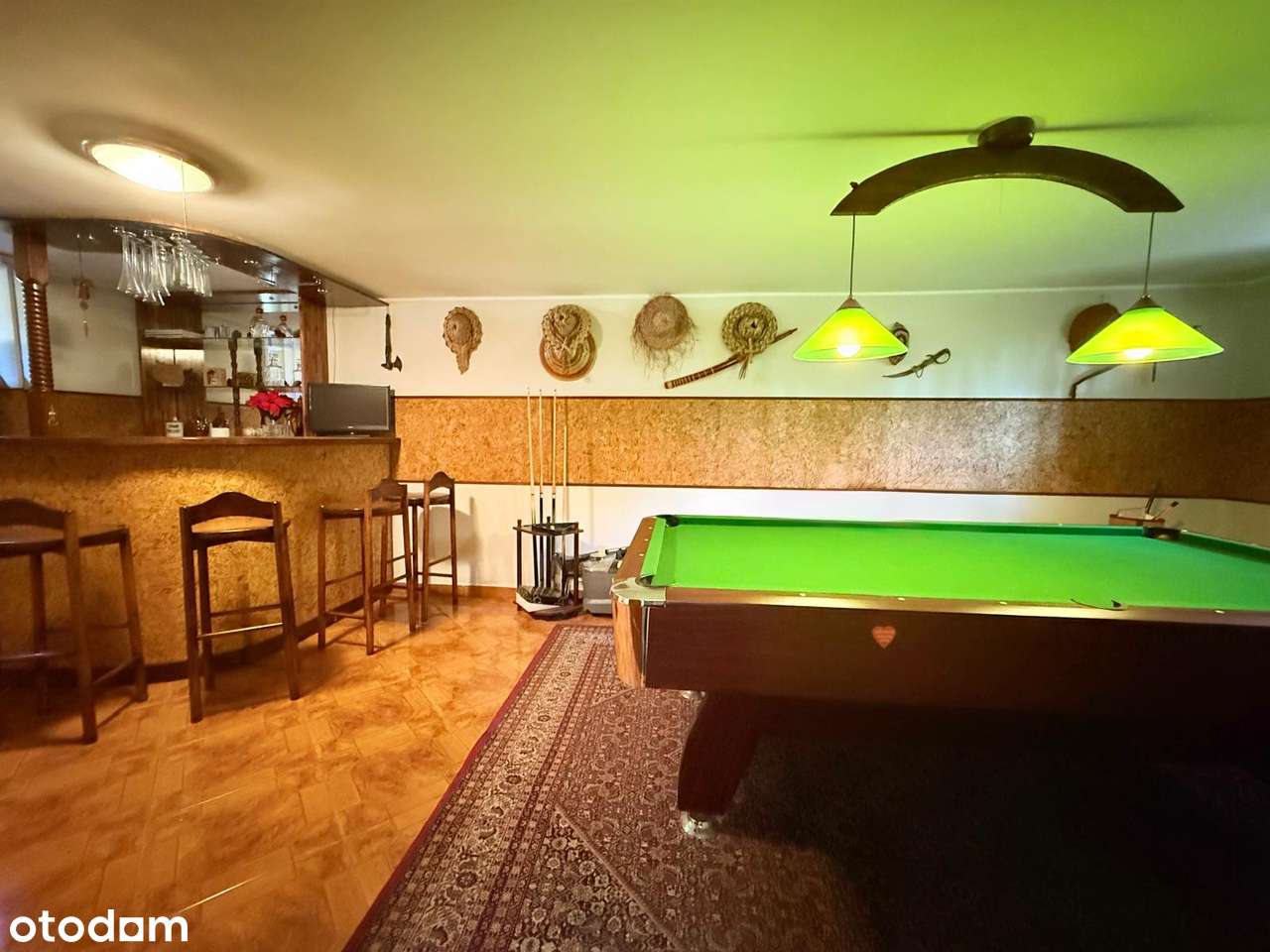 Klimatyczny dom z basenem i salą bilardową-6