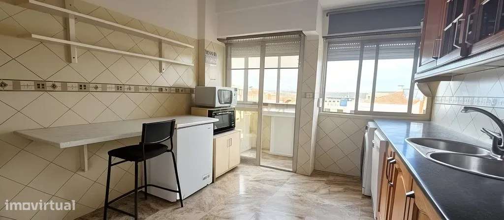Amadora - Reboleira, apartamento T2 com 94m2, sala com lareira, 2 vara-14