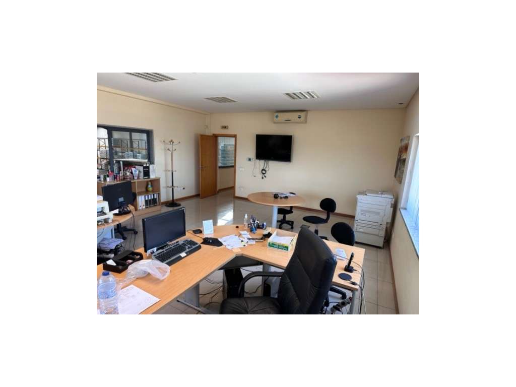 Armazém com 1350m2 em lote de 9160m2 em Arruda dos Vinhos com negócio - Grande imagem: 4/47