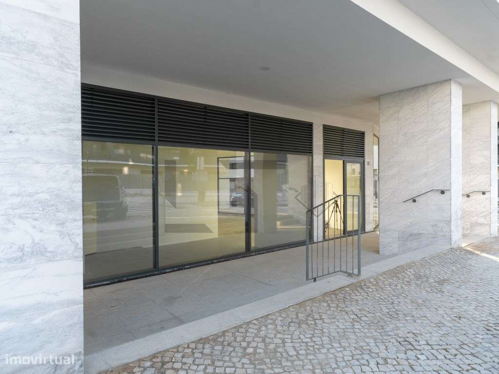 Fantástica Loja a Estrear com Saída de Fumos no Empreendimento Alte...-10