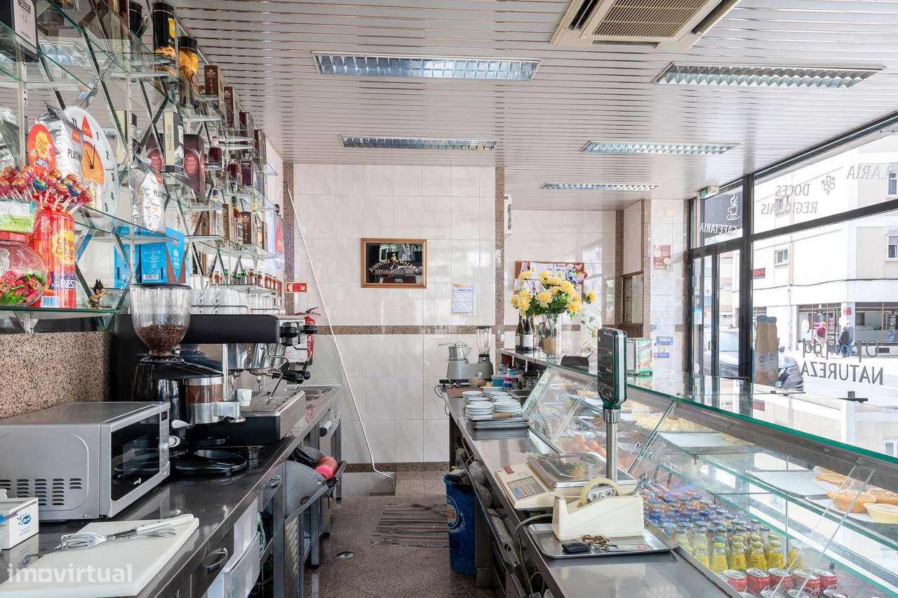 TRESPASSE de Cafeteria | 40m2 | 2 Montras | Estrada de Benfica-4