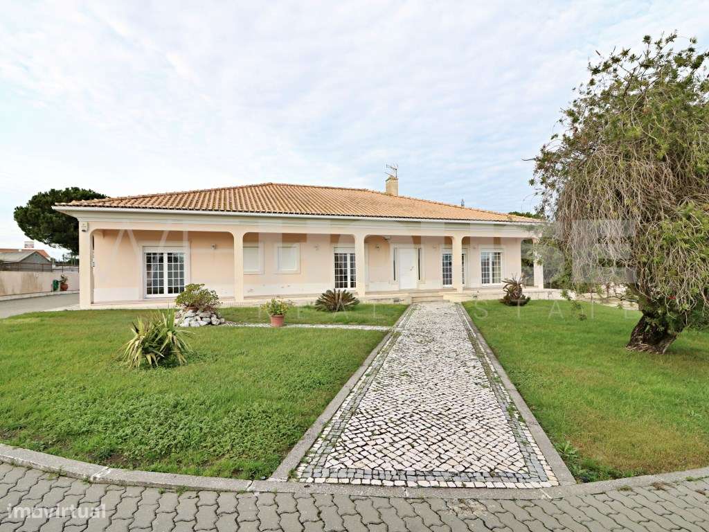 Moradia T4 com 280 m2, inserida em terreno com 2500 m2 em Palmela-24